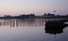 Omø Havn i morgendæmring