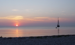 Solnedgang med skonnert